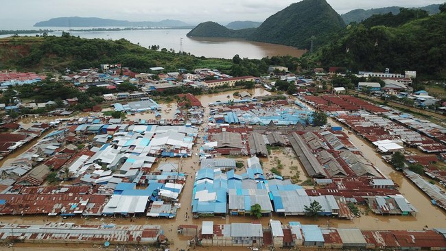 Mayoritas warga Kota Jayapura terdampak banjir dan longsor tak mau meninggalkan rumah mereka.