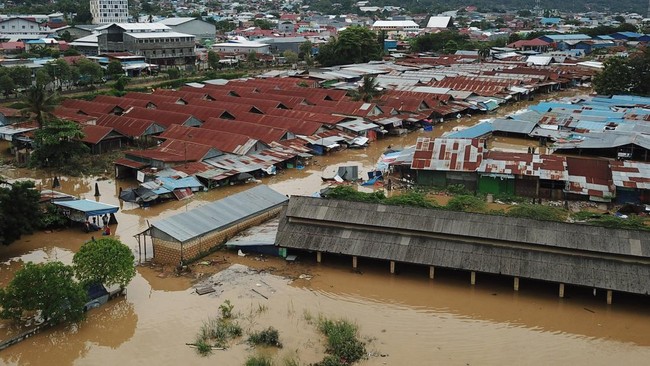 Banjir dan tanah longsor yang terjadi di bagian wilayah Kota Jayapura, Provinsi Papua, membuat total tujuh warga meninggal dunia.