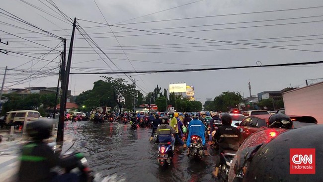Hujan deras mengguyur Kota Surabaya, Jumat (7/1) sore membuat sejumlah jalan utama di ibu kota Jawa Timur itu terendam banjir.
