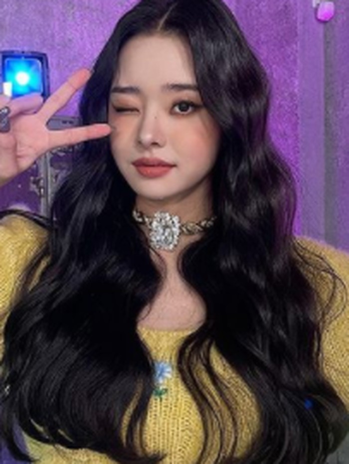 Banyak penonton acara tersebut yang memuji dirinya, karena visual dan gaya busana Song Jia dianggap paling menonjol dibandingkan dengan peserta lain. Tak tanggung-tanggung, outfit yang ia kenakan pun merupakan lansiran rumah mode ternama./ Foto: instagramcom/dear.zia