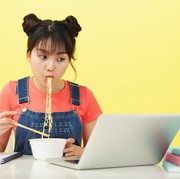 Lagi Diet, Mau Makan Mie Instan? Ini 3 Cara Makan Mie Instan Tanpa Takut Gemuk!