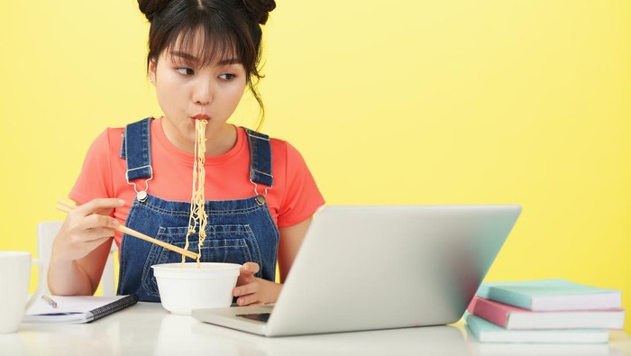 Lagi Diet, Mau Makan Mie Instan? Ini 3 Cara Makan Mie Instan Tanpa Takut Gemuk!