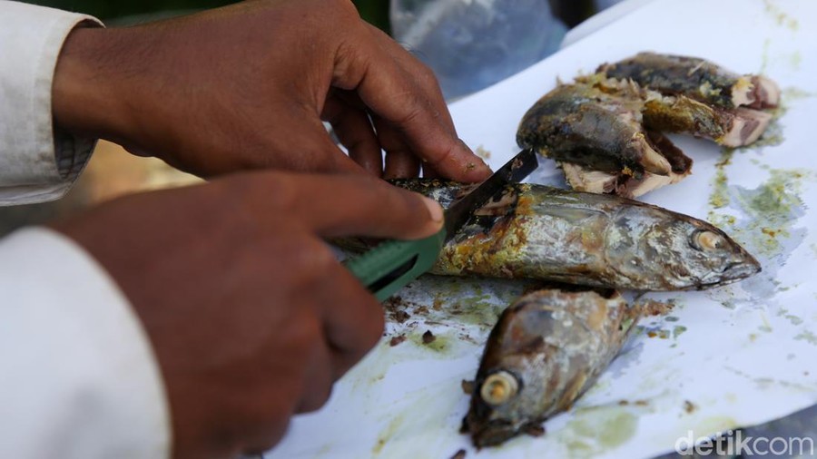 Tak seperti kebanyakan pedagang yang hanya berpakaian seadanya, Pedagang yang satu ini justru berpakaian rapih bak pejabat guna menarik perhatian pembeli.
 
Ia bernama Kevin (27) pria kelahiran Palabuhan Ratu ini berdandan rapi mengenakan kemeja, jas, sepatu formal dan tak ketinggalan dasi. Kevin merupakan nama beken dikalangan pelanggannya sedangkan nama aslinya Uci.