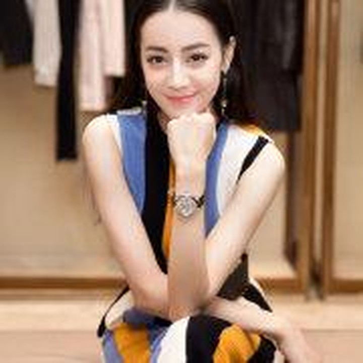 <p>Dilraba Dilmurat memiliki banyak penggemar lho, Bunda. Bahkan, ia juga diidolakan oleh pesepakbola internasional, yakni Alexander Pato. (Foto: Weibo Dilraba Dilmurat)</p>