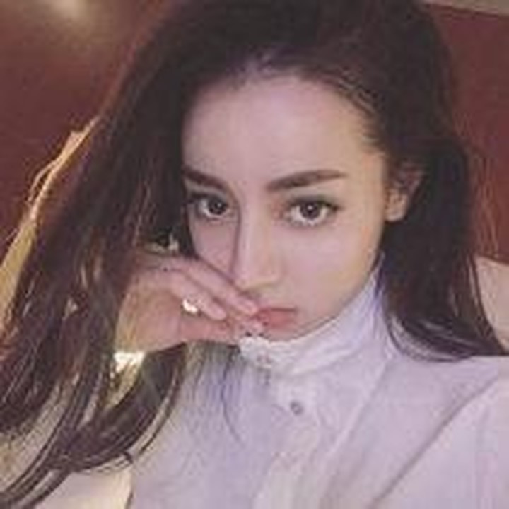 <p>Salah satunya, Dilraba Dilmurat memenangkan penghargaan Aktris Terbaik untuk peran dalam drama komedi Pretty Li Huizhen sebagai Li Huizhen pada Penghargaan Golden Eagle TV China. (Foto: Weibo Dilraba Dilmurat)</p>