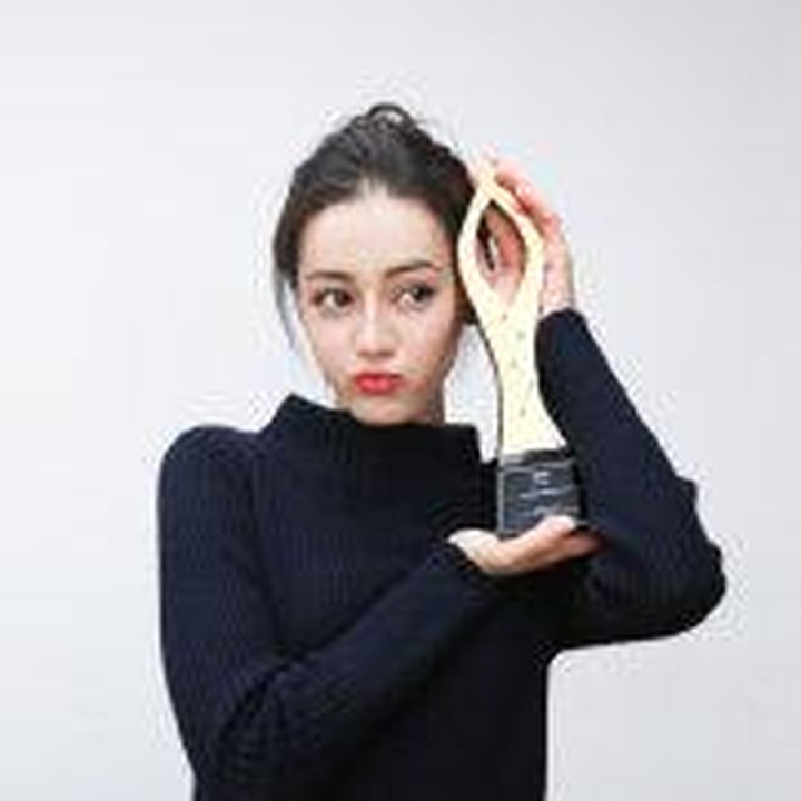 <p>Enggak sampai di sana, prestasi Dilraba Dilmurat hingga saat ini terus meningkat sering tahun berjalan, lho. (Foto: Weibo Dilraba Dilmurat)</p>