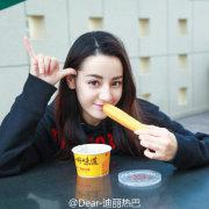 <p>Dilraba Dilmurat lahir di China pada 3 Juni 1992. Ia pertama kali debut di layar kaca pada 2013 sebagai pemeran utama drama <em>Anarhan</em>.(Foto: Weibo Dilraba Dilmurat)</p>