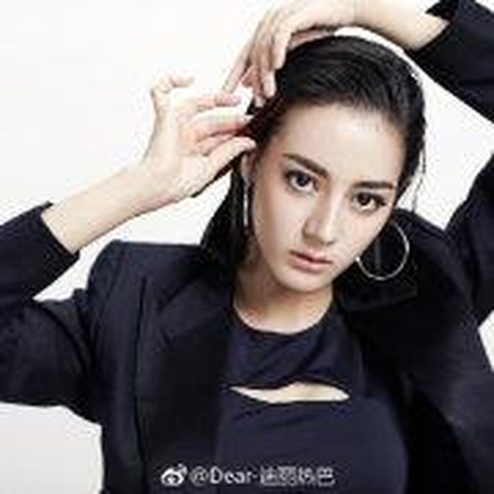 <p>Untuk diketahui, Dilraba Dilmurat tak hanya memiliki visual menawan. Ia juga turut mengantongi banyak prestasi. (Foto: Weibo Dilraba Dilmurat)</p>