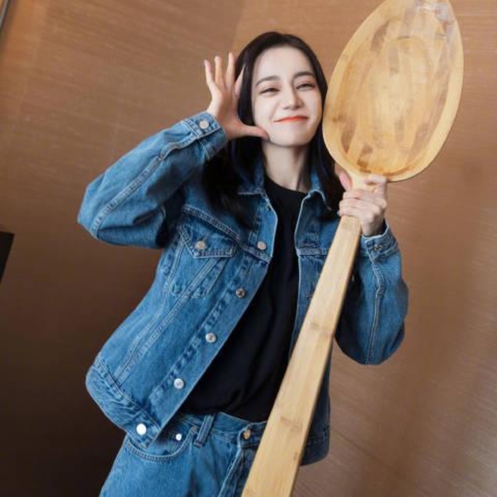 <p>Dengan popularitasnya, Dilraba Dilmurat juga kerap diganggu oleh penggemar. (Foto: Weibo Dilraba Dilmurat)</p>