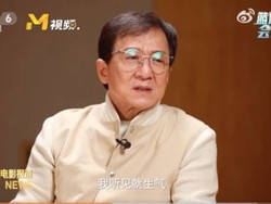 Jackie Chan Tertangkap Kamera, Lagi Angkut Kardus Bantu Korban COVID-19