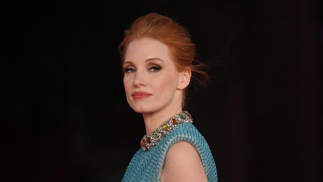 Aktris Jessica Chastain mengatakan kepalanya membentur lantai marmer ketika terjatuh di lokasi syuting film terbarunya, 355.
