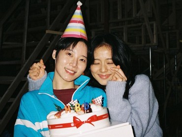 Kenang Kim Mi Soo, Jisoo BLACKPINK Unggah Momen Akrab di 'Snowdrop'