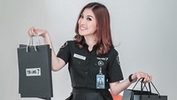 <p>Seperti sang kakak, Kartika Dewi mendapat banyak pujian juga dari netizen di media sosial Instagramnya, Bunda. "Sama2 cantik dan smart," tulis @andr****. (Foto: Instagram @kartikadewi20)</p>