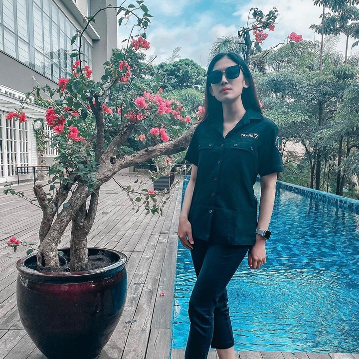 <p>Kartika Dewi sekarang menjabat sebagai Sales Department Head di Trans7. Beberapa waktu lalu, videonya yang sedang bekerja pun viral di media sosial. (Foto: Instagram @kartikadewi20)</p>