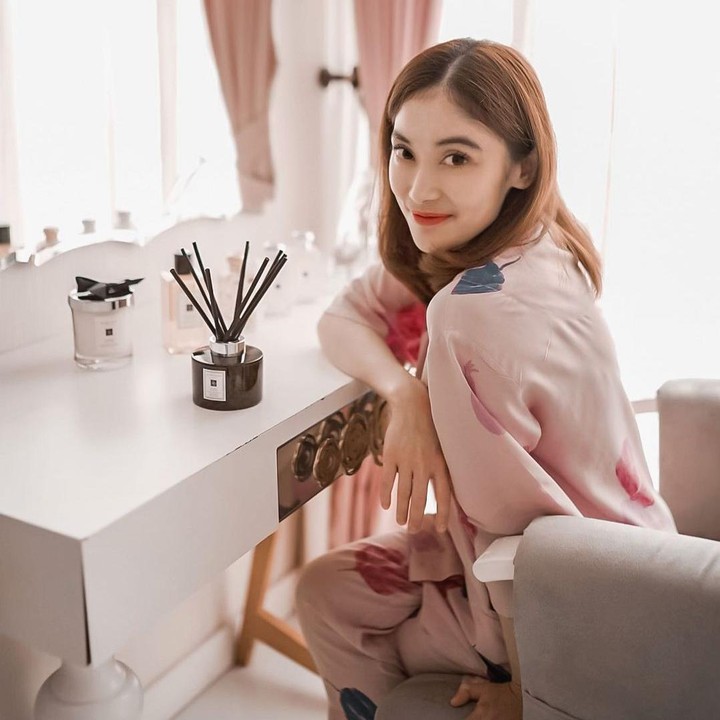 <p>Selama ini, Kartika Dewi tak begitu banyak mendapat sorotan media. Namun, ia juga punya penggemar tersendiri lho. (Foto: Instagram @kartikadewi20)</p>