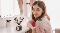 <p>Selama ini, Kartika Dewi tak begitu banyak mendapat sorotan media. Namun, ia juga punya penggemar tersendiri lho. (Foto: Instagram @kartikadewi20)</p>
