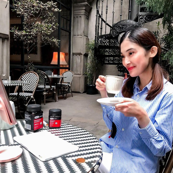 <p>Netizen juga ungkap kagum dan takjub padanya. Ini karena dirinya tak hanya cantik seperti sang kakak, namun turut berprestasi hingga bisa mendapatkan pekerjaan dengan jabatan tersebut. (Foto: Instagram @kartikadewi20)</p>