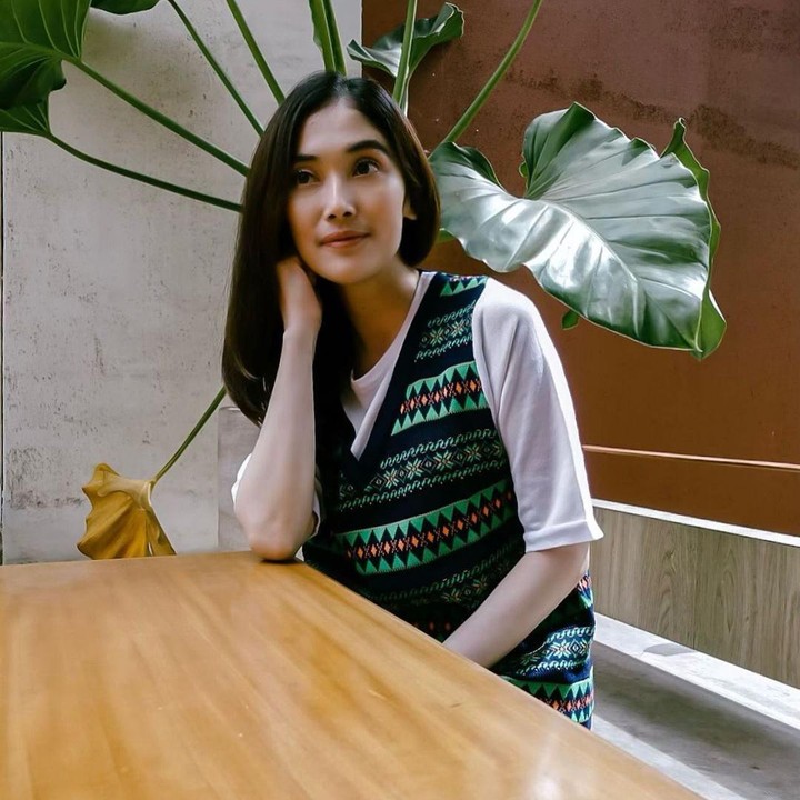 <p>Bunda sudah tahu kalau Sandra Dewi punya adik perempuan yang enggak kalah cantik. Adalah Kartika Dewi, yang juga memiliki ribuan followers di media sosial. (Foto: Instagram @kartikadewi20)</p>