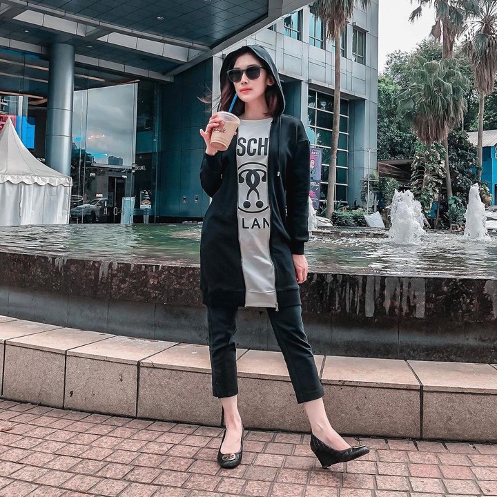 <p>Saat ini, wanita kelahiran 37 tahun silam itu menekui profesi dengan jabatan mentereng. Penasaran, Bunda? (Foto: Instagram @kartikadewi20)</p>