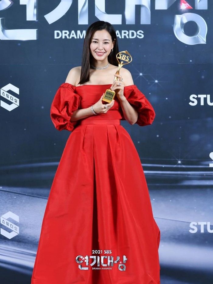 Honey Lee atau Lee Honey pun tak kalah mencuri perhatian. Aktris yang dikabarkan baru saja melangsukan pernikahan ini, datang dengan menggunakan gaun merah dengan aksen off shoulder dan ballon sleeve./ Foto: instagram.com/sbsdrama.official