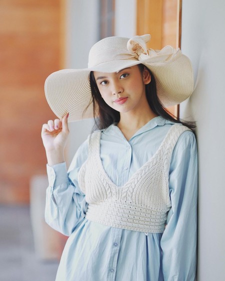 Permda pochta orqali jinsiy qogirchoqqa buyurtma bering Kochada pornografik ona suratga olingan.