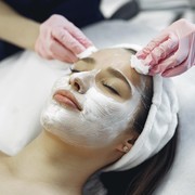 3 Bahan untuk Membuat Masker Alami yang Kaya Vitamin C, Bikin Wajah Cerah dan Glowing!