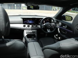 Mercedes-Benz E 300 AMG Line: Mobilnya Sultan Muda Rakitan Wanaherang