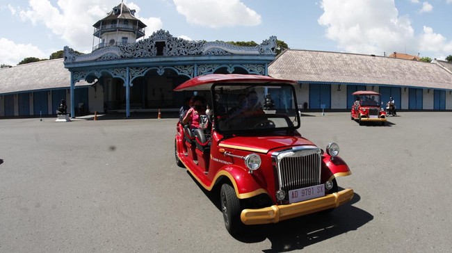 Wali Kota Solo, Jawa Tengah Gibran Rakabuming Raka diminta menghentikan operasi mobil listrik wisata di Solo.