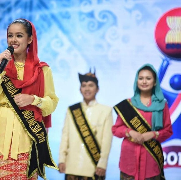 <p>Tak cuma cantik, Mutiara Baswedan memiliki sederet prestasi lho, Bunda. Prestasinya bukan dalam negeri saja, tapi juga di luar negeri dan mewakili Indonesia. (Foto: Instagram @mutiarabaswedan)<br /><br /><br /></p>