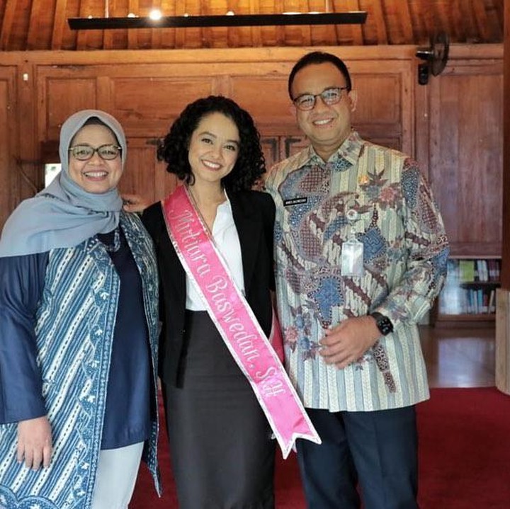 <p>Setahun lalu, Mutiara Baswedan baru saja menyelesaikan studinya di Universitas Indonesia. Ia resmi menjadi sarjana hukum, Bunda. (Foto: Instagram @mutiarabaswedan)<br /><br /><br /></p>