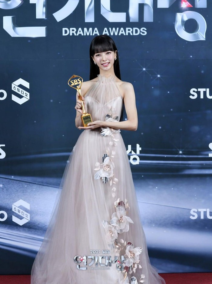 Noh Jung Ui atau NJ dalam drama Our Beloved Summer tampil memukau dengan gaun halter neck berbalut bahan chiffon. Aksen bunga pada gaunnya menambah kesan feminin./ Foto: Instagram.com/sbsdrama.official