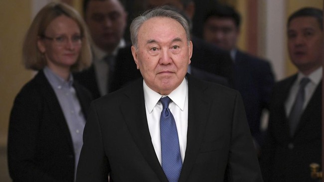 Presiden Kazakhstan, Kassym-Jomart Tokayev, mencopot Nursultan Nazarbayev dari jabatan Dewan Keamanan negara itu usai kerusuhan yang terjadi sejak Rabu (5/1).