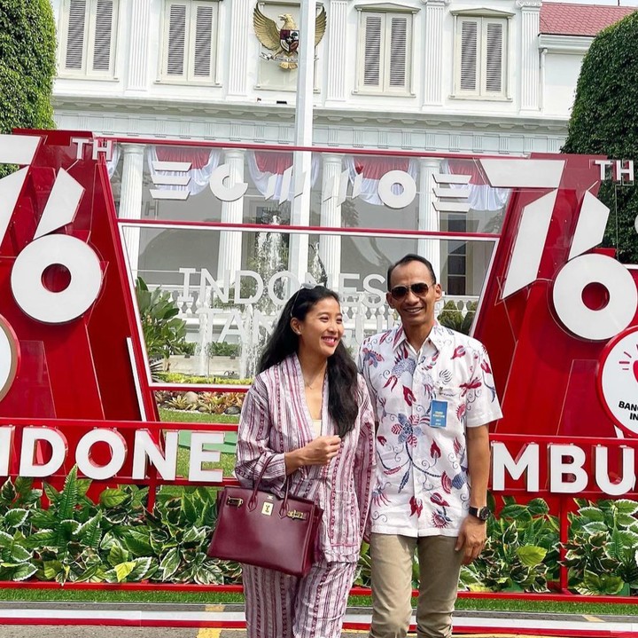 <p>Kita doakan agar Olivia Zalianty dan Ndaru Kusumo tetap romantis dan langgeng ya, Bunda. (Foto: Instagram @oliviazallianty)</p>