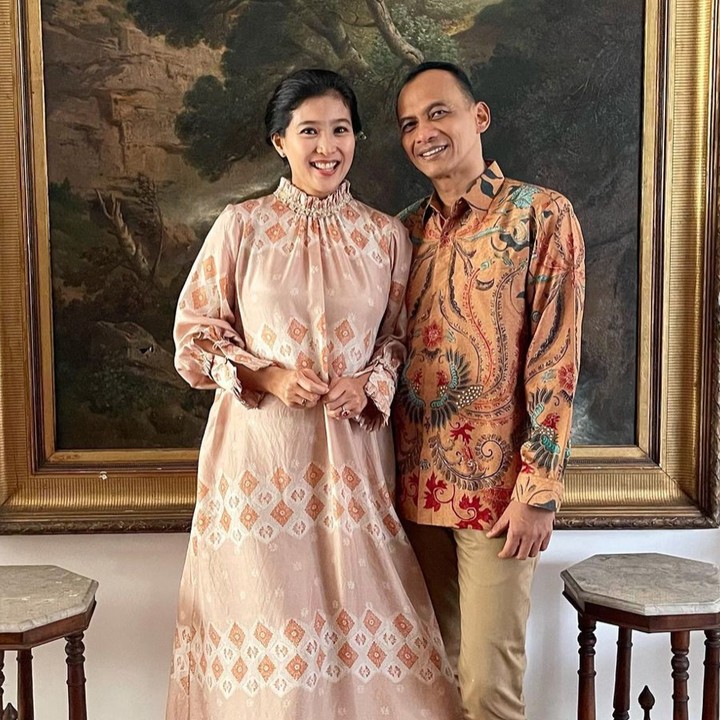<p>Kabar pernikahan Olivia sempat mengejutkan publik lantaran ia tiba-tiba membagikan potret bersama suami ketika acara keluarga di rumah. Setelah dihubungi oleh awak media, mereka pun mengonfirmasinya, Bunda. (Foto: Instagram @oliviazallianty)</p>