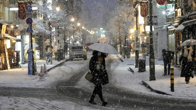 FOTO: Hari-hari Pertama Tokyo Diselimuti Salju
