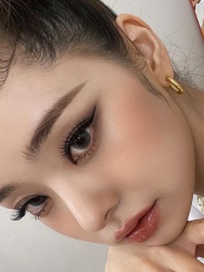 Sebagai seorang Influencer, Song Jia sudah banyak diajak kerja sama dengan berbagai brand produk kecantikan terkenal dan mewah seperti Dior hingga Yves Saint Laurent./ Foto: instagramcom/dear.zia