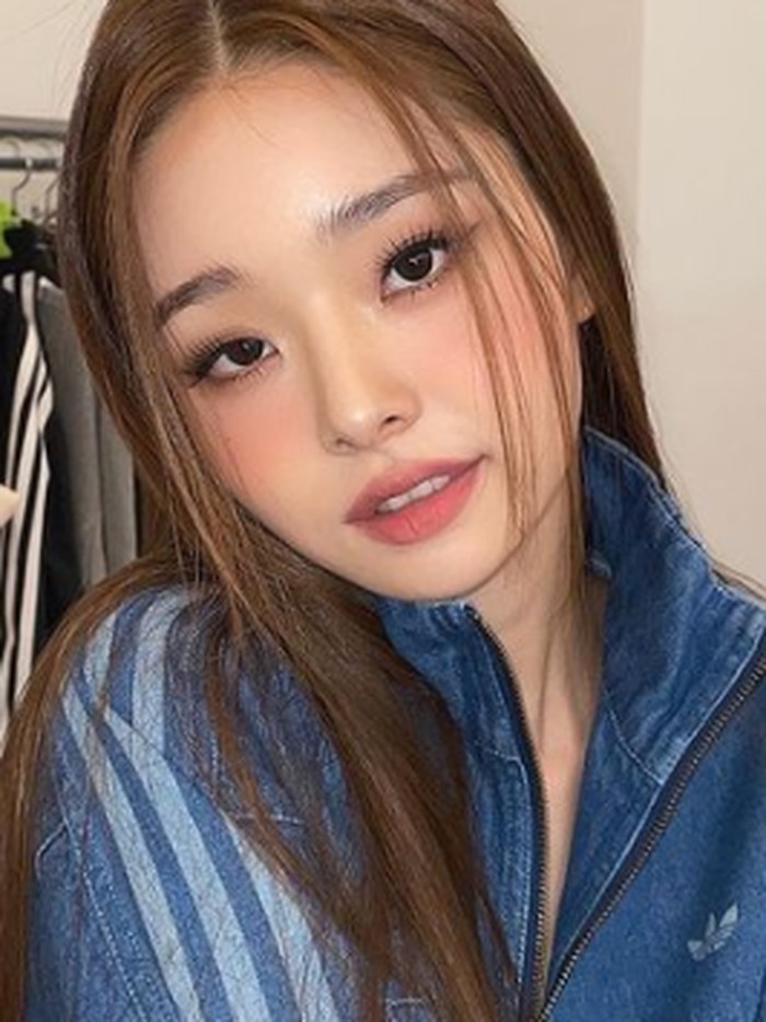 Selain itu, Song Jia juga terlihat memiliki kepribadian yang lucu dan sangat percaya diri, sehingga banyak yang tertarik dengannya. Gaya makeup Song Jia pun menarik perhatian, karena terlihat semi-bold, berbeda dengan Korean makeup yang biasanya terlihat soft dan natural./Foto: instagramcom/dear.zia