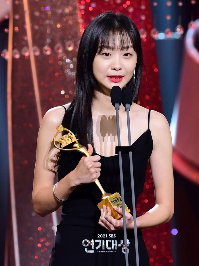Tampil sederhana dengan spaghetti strap dress berwarna hitam, membuat tampilan Kim Da Mi terlihat elegan. Ia juga menambahkan statement earrings untuk melengkapi tampilannya malam itu./ Foto: Instagram.com/sbsdrama.official