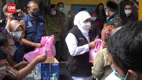 VIDEO: Warga Rela Antre Berdesakan Beli Minyak Goreng Murah