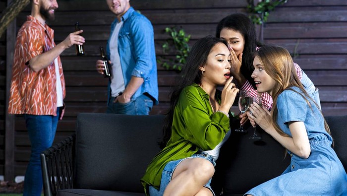 4 Zodiak Ini Dikenal Suka Bergosip, Hati-Hati Jadi Target Sasarannya!