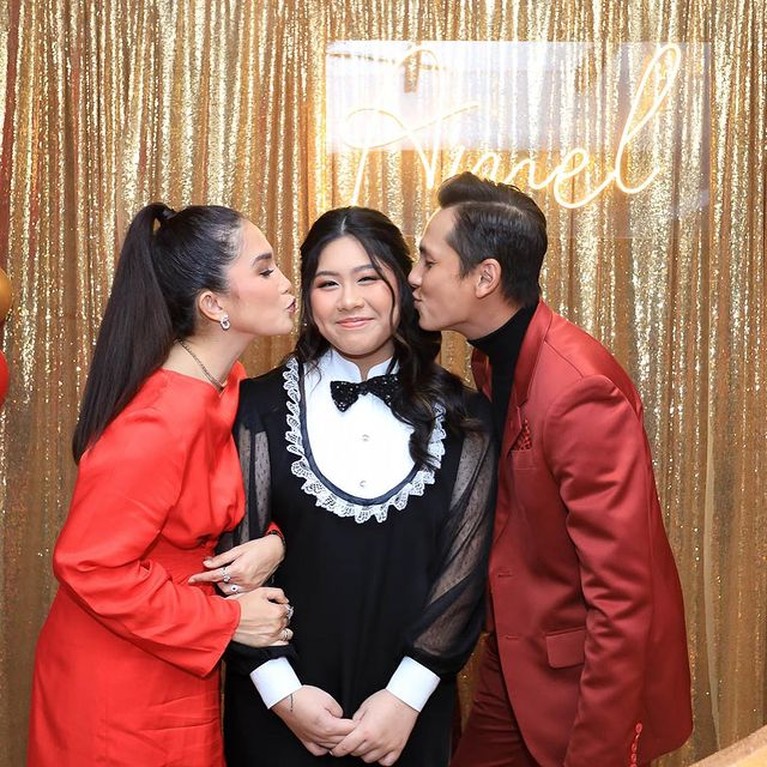 7 Momen Perayaan Ultah Putri Sulung Ussy Sulistiawaty Ussy Sulistiawaty baru-baru ini merayakan ulang tahun putri sulungnya, Amel yang ke 17 tahun. Yuk intip potretnya!