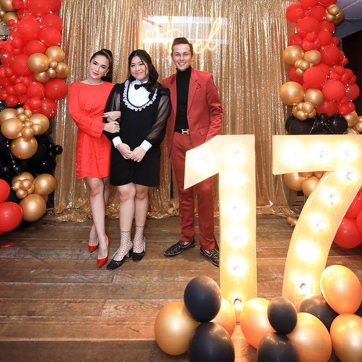 Ussy Sulistiawaty baru-baru ini merayakan ulang tahun putri sulungnya&comma; Amel yang ke 17 tahun&period; Yuk intip potretnya&excl;