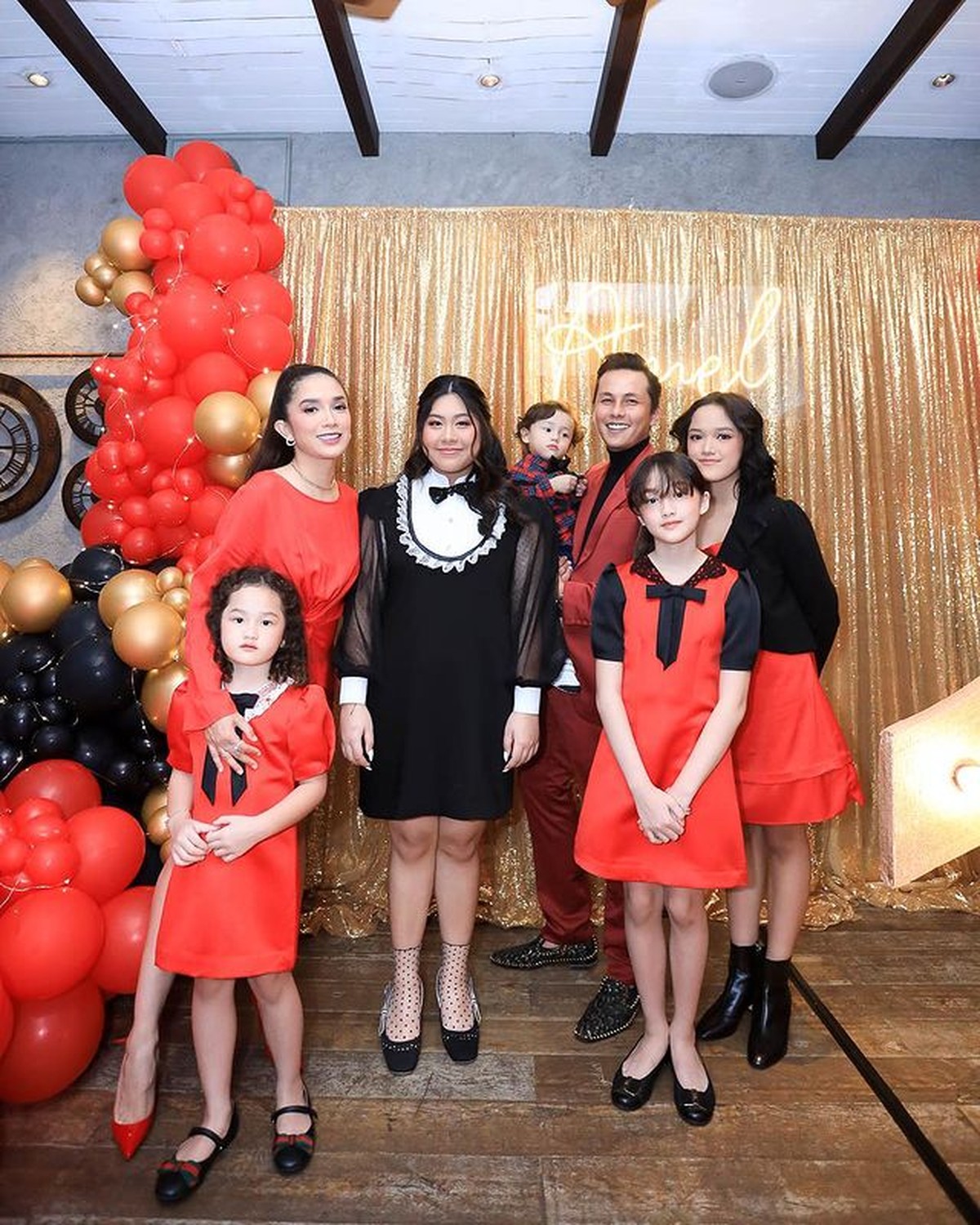 Ussy Sulistiawaty baru-baru ini merayakan ulang tahun putri sulungnya&comma; Amel yang ke 17 tahun&period; Yuk intip potretnya&excl;