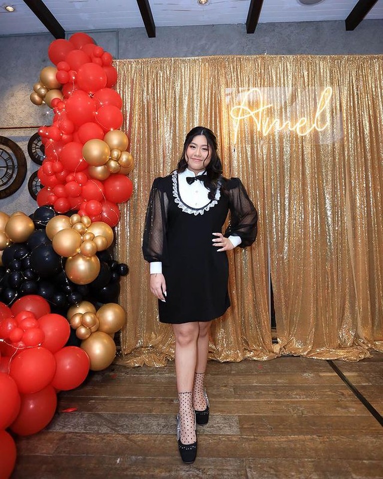 7 Momen Perayaan Ultah Putri Sulung Ussy Sulistiawaty Ussy Sulistiawaty baru-baru ini merayakan ulang tahun putri sulungnya, Amel yang ke 17 tahun. Yuk intip potretnya!