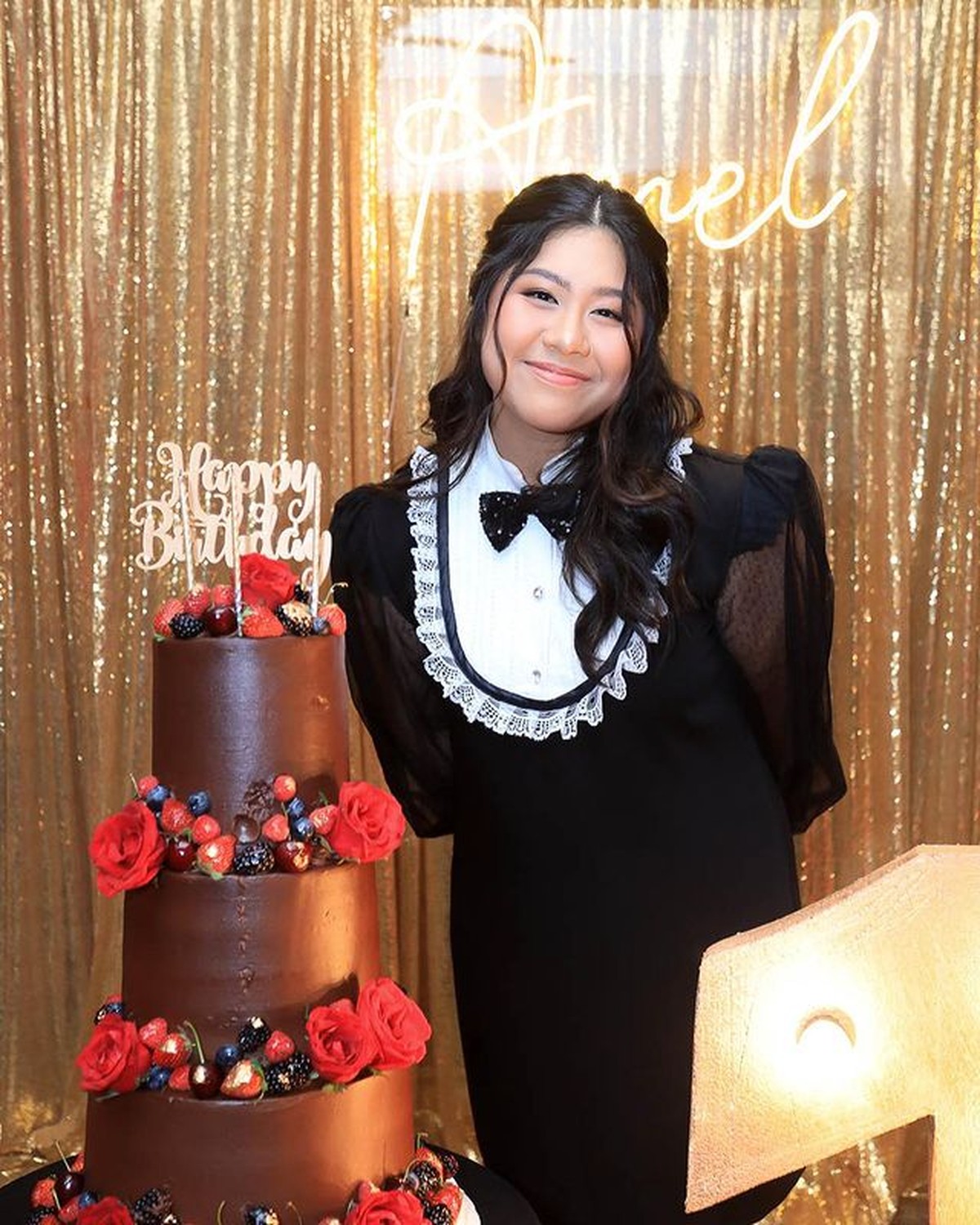 Ussy Sulistiawaty baru-baru ini merayakan ulang tahun putri sulungnya&comma; Amel yang ke 17 tahun&period; Yuk intip potretnya&excl;