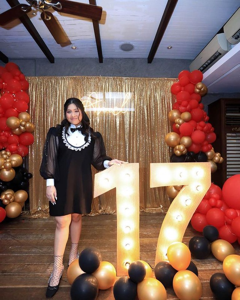 Ussy Sulistiawaty baru-baru ini merayakan ulang tahun putri sulungnya, Amel yang ke 17 tahun. Yuk intip potretnya!