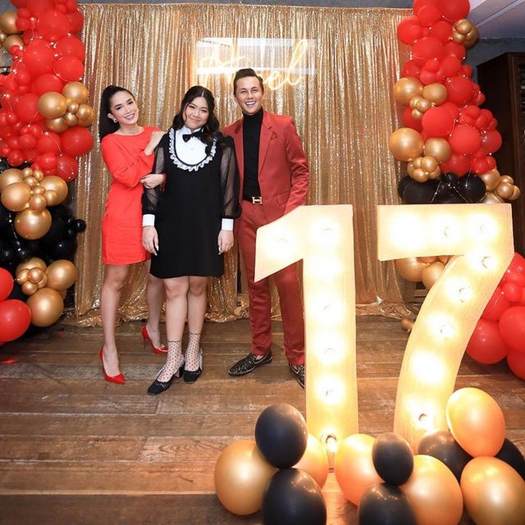 7 Momen Perayaan Ultah Putri Sulung Ussy Sulistiawaty Ussy Sulistiawaty baru-baru ini merayakan ulang tahun putri sulungnya, Amel yang ke 17 tahun. Yuk intip potretnya!