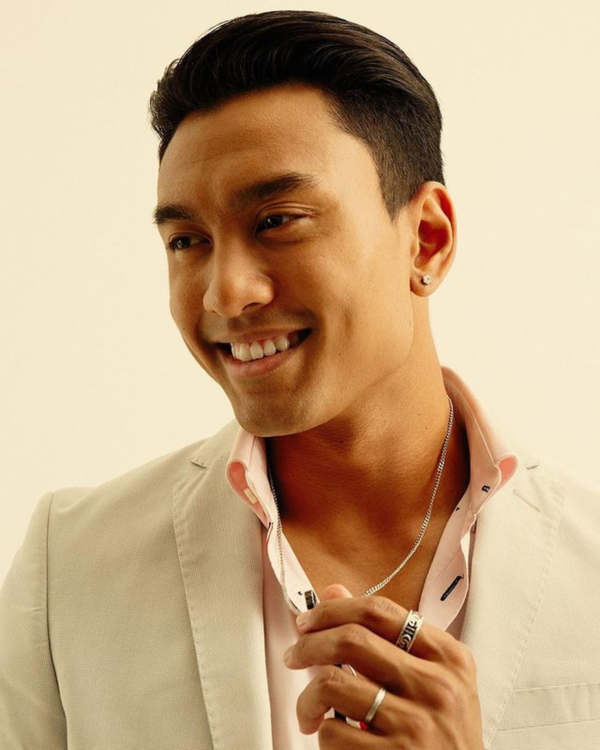 Fuji adik mendiang Bibi Adriansyah menjadi sorotan&comma; kini ia dijodohkan dengan Austin Alexander&period; Yuk intip potretnya&excl;