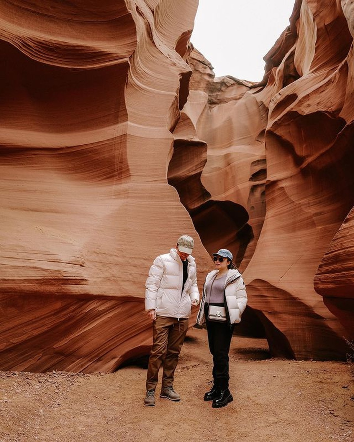 Nikita Willy dan Indra Priawan tengah menikmati babymoon di Amerika&comma; nonton konser Bruno Mars&period; Yuk intip&excl;