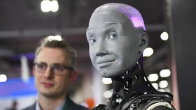 FOTO: Perkenalkan Ameca, Robot yang Bisa Tampilkan Emosi Wajah